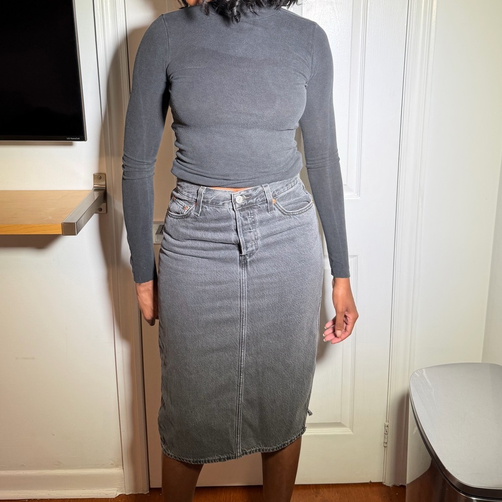 Levi’s Dark Gray Side Slit Skirt Size 28 – Great Condition - Picture 3 of 8